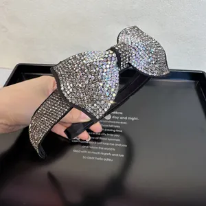 Gros plan sur le serre-tête nœud en strass avec détails en cristal élégants et brillants