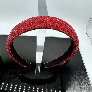 Vue détaillée du serre-tête rouge luxe orné de strass brillants et doublure en velours doux