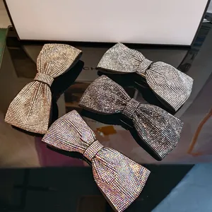 Vue détaillée de quatre barrettes nœuds en strass en or, argent, gris et couleurs aurora