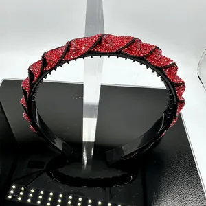 Détail macro du serre-tête en strass rouges avec texture torsadée et design antidérapant