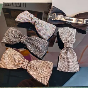 Vue détaillée des barrettes à nœuds en strass avec structure de clip à ressort en argent