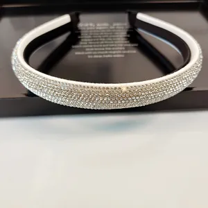 Detalle de diadema de lujo con brillantes pedrería sobre una bandeja negra