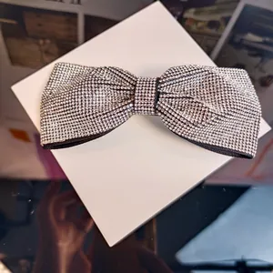 Vue macro d'une barrette à nœud ornée de strass scintillants avec cristaux argentés