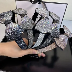 Gros plan détaillé de serre-têtes en velours avec nœuds en strass de quatre couleurs