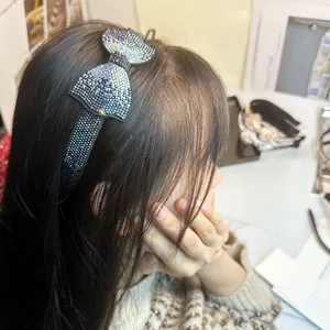 Détail d'un élégant serre-tête à nœud avec strass étincelants porté par un mannequin