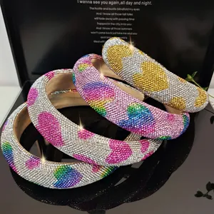 Detail von vier gepolsterten Haarreifen mit funkelnden bunten Strass-Herzmustern