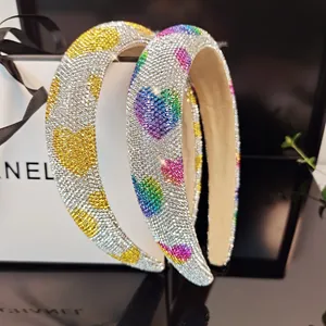 Glitzerndes Schwamm-Stirnband mit bunten Strass-Herzen und hohem Kronen-Design
