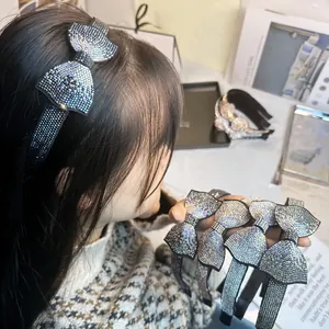Vue détaillée des serre-têtes nœuds en strass en argent, gris foncé et gris clair