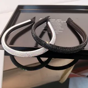 Detalle de diademas blancas y negras con cristales de lujo y pedrería muy brillante