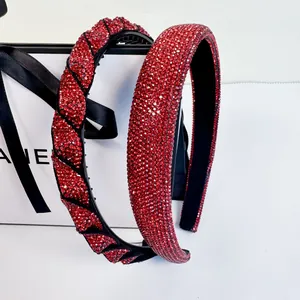 Paire de serre-têtes rouges de luxe avec strass et nœud sur sac cadeau blanc élégant