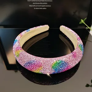 Detail eines gepolsterten Schwamm-Stirnbands mit bunten Strasssteinen auf Reflexion