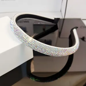 Detalle de diamantes de imitación coloridos en una diadema fina con cristales