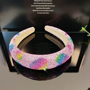 Details von gepolstertem Haarreif mit bunten Strasssteinen und Regenbogen-Herzmustern