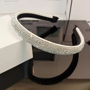 Detalle de una lujosa diadema de cristal con diamantes de imitación y forro negro antideslizante