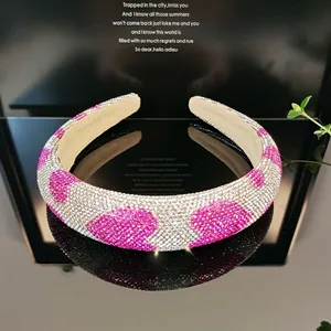 Nahaufnahme vom breiten Schwamm-Haarreif mit rosa Strass-Herz und rutschfestem Innenfutter