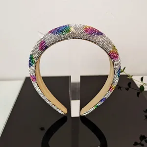 Detailansicht des Regenbogen-Stirnbands mit funkelnden bunten Kristall-Verzierungen