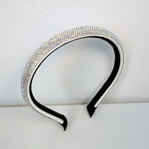 Detalle de los diamantes de imitación brillantes y el diseño acolchado grueso de la diadema