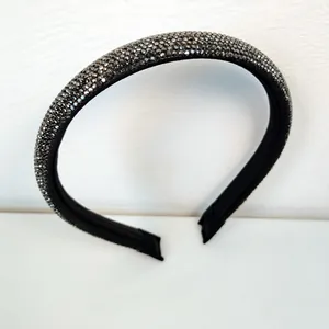 Detalle de diadema fina con brillantes diamantes de imitación gris oscuro en negro