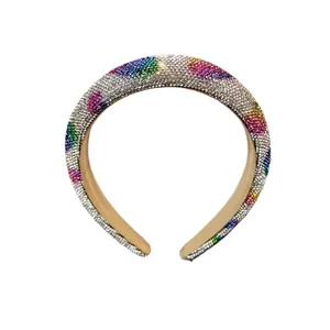Funkelndes Regenbogen-Strass-Haarband mit bunten Kristallpunkten auf silberner Basis