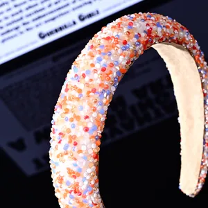 Gros plan d'un serre-tête rembourré avec perles multicolores et doublure antidérapante luxe