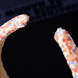 Détail d'un serre-tête élégant avec des micro-perles multicolores orange et bleues
