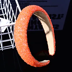 Vue détaillée du serre-tête orange avec perles brillantes et doublure en tissu