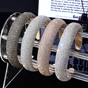 Luxus-Haarreif-Set mit glitzernden Strasssteinen in Silber und Gold auf Aufsteller