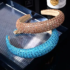 Primer plano de brillantes diamantes de imitación champán y azules en diademas de lujo