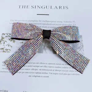 Détail des strass colorés étincelants sur une pince à cheveux nœud en tissu haut de gamme