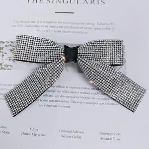 Détail de la barrette à cheveux nœud avec strass brillants sur un magazine de mode chic