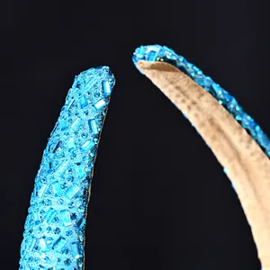 Detalle macro de diadema con cristales azules brillantes y forro de tela suave