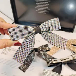 Pince à cheveux nœud en strass étincelants avec base en velours et clip à ressort