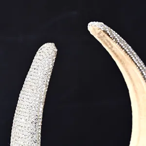 Primer plano de la diadema de strass premium con diseño grueso y forro interior suave