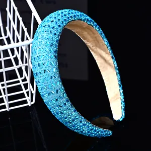 Primer plano de una diadema de lujo con brillantes pedrería azul sobre fondo negro