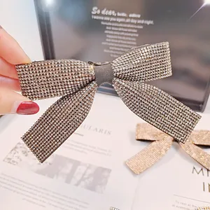 Détail de la pince à cheveux nœud en strass gris avec fermoir métallique de luxe