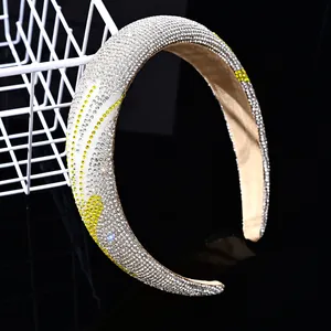 Detalle macro de la diadema acolchada con brillantes diamantes de imitación blancos y amarillos