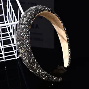 Primer plano detallado de diadema ancha de terciopelo con brillantes diamantes de imitación