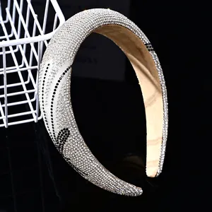 Detalle de diadema brillante de strass con diseño de ondas y forro de terciopelo suave