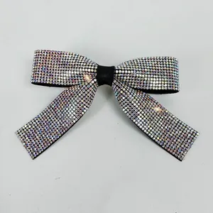 Vue détaillée d'une pince à cheveux nœud avec des strass brillants et colorés