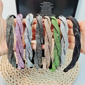Vue détaillée de serre-têtes tressés en strass dans huit couleurs étincelantes