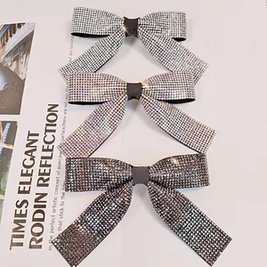 Gros plan de barrettes nœuds élégantes avec strass scintillants en trois couleurs