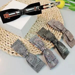 Barrettes à cheveux nuds avec strass brillants en plusieurs couleurs sur tapis tressé