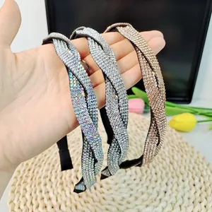 Vue détaillée de serre-têtes torsadés avec strass denses en argent et or champagne
