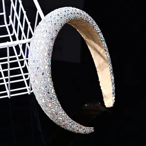 Primer plano de brillantes diamantes de imitación en una diadema acolchada de terciopelo