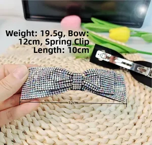 Barrette nœud en strass brillants montrant les dimensions 12cm de large et 10cm de long