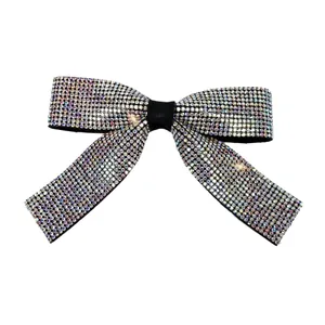 Pince à cheveux élégante en tissu noir ornée de strass irisés brillants en forme de nœud