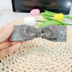 Vue détaillée de la pince à cheveux nœud en strass scintillants argent et noir