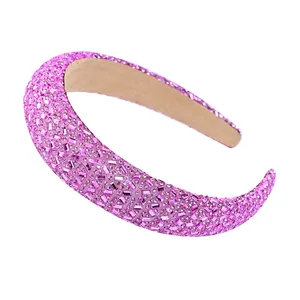 Diadema acolchada rosa fucsia con cristales brillantes para un accesorio de moda