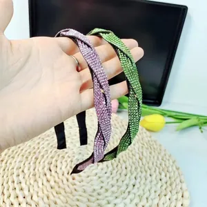Détail de serre-têtes torsadés en strass rose et vert avec une texture de cristal brillant