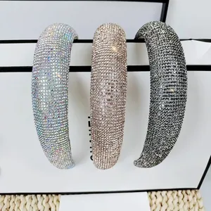 Details von drei dicken Haarreifen mit funkelnden Strasssteinen in Silber und Gold
